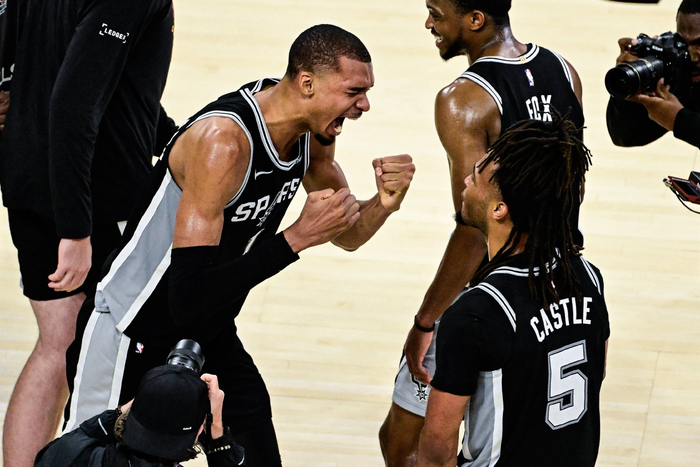 v体育-NBA最年轻阵容，拥有最年轻且最强的三巨头，他们能否开创王朝？|马刺|霍姆格伦|文班亚马|卡斯尔|福克斯_新浪体育_新浪新闻