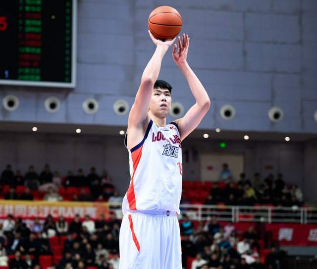 v体育官网-10投狂砍21分11板4帽！这才是CBA顶级大中锋，广州靠他冲击季后赛