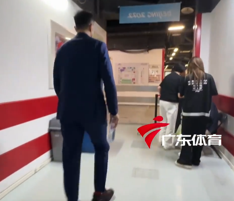 v体育-广东回更衣室动态！杜锋落寞，崔永熙绑冰袋，王少杰哭红鼻子！